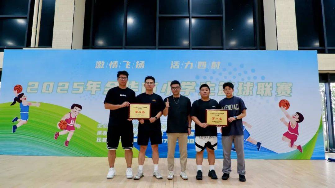 关于赢得粉丝喝彩，球队在比赛中展现出强大的团队精神的信息