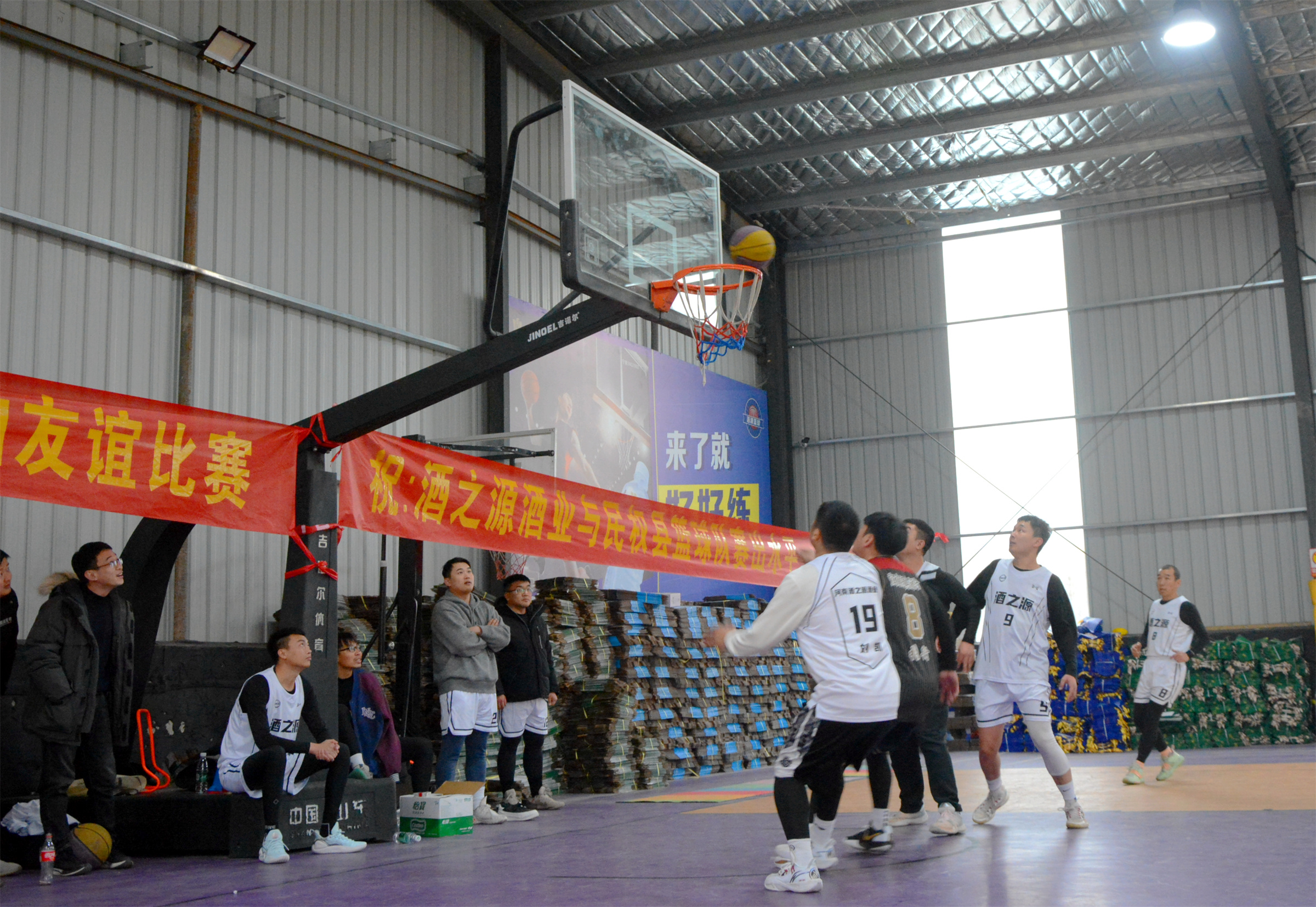 广西队在比拼中展现出色的篮球技艺